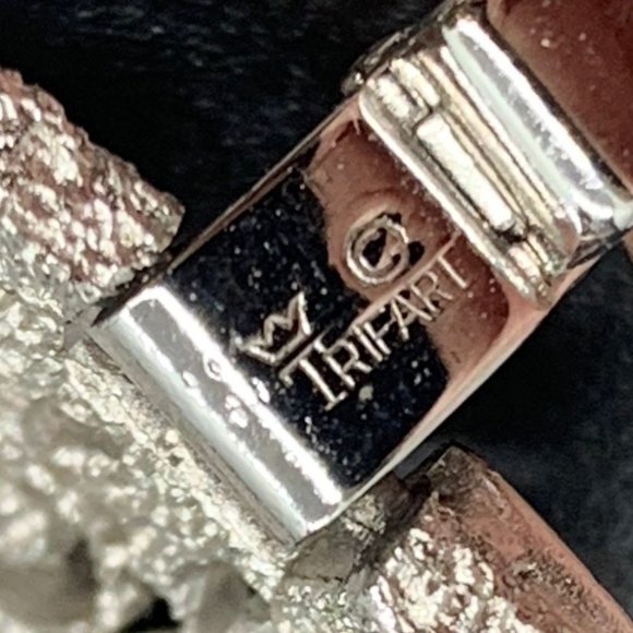 Signed Trifari Vintage Silver Tone Openwork Floral Panel Wide Bracelet 7.5" - Picture 6 of 6